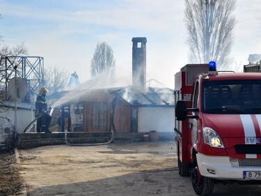Пламъци лумнаха във вила в Карлово