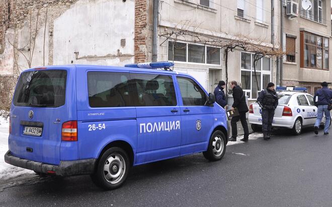 Крадци задигнаха гумите на джип и го оставиха на трупчета (СНИМКИ)