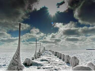 Не сте виждали така да замръзва морето (СНИМКИ + ВИДЕО)