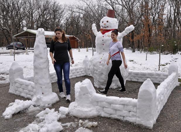 Огромен снежен човек изникна в Хасково