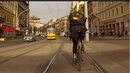 Луди хора! Велосипедисти рискуват ежедневно живота си, като карат по трамвайните релси (ВИДЕО)