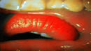 Целувката, погледната от вътрешността на устата, изглежда гнусно (ВИДЕО)