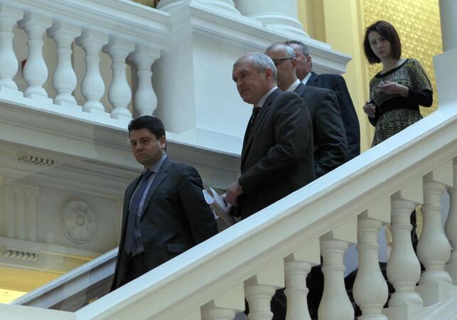 Опозицията представи мотивите си за искания вот на недоверие 