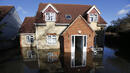 Великобритания е в шок! Такива наводнения не е имало от 250 години (СНИМКИ)