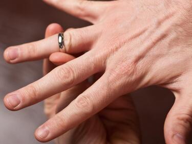 Феноменален начин да се преборите със заседнал пръстен (ВИДЕО)