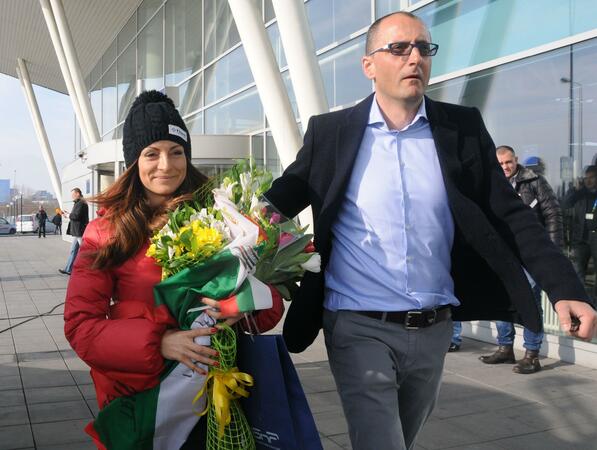 Сани Жекова се завърна в България