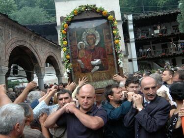 Християните отбелязват църковния празник Въведение Богородично