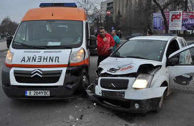 Жена отвя линейка на пътя