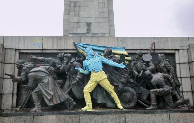 Пак боядисаха Паметника на Съветската армия