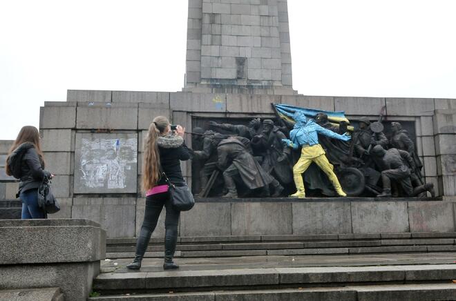 Пак боядисаха Паметника на Съветската армия