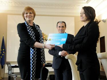Александра Жекова получи чек за 100 хиляди лева