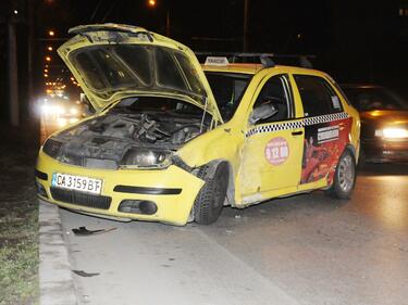 Такси и Peugeot се удариха челно в столицата
