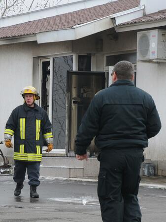 Пожар пламна в оръжеен магазин