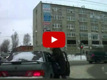 Пешеходка шамароса шофьор (ВИДЕО)