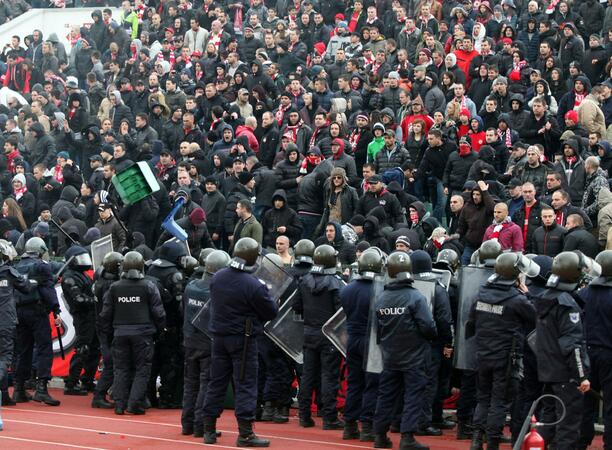 Фенове изпотрошиха седалките на Националния стадион (СНИМКИ)*