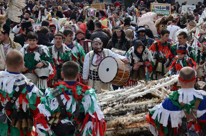 Кукери гониха зимата и злите сили от Стара Загора (СНИМКИ)