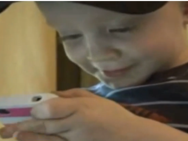 2-годишно дете спасява майка си с приложение на смартфона ѝ