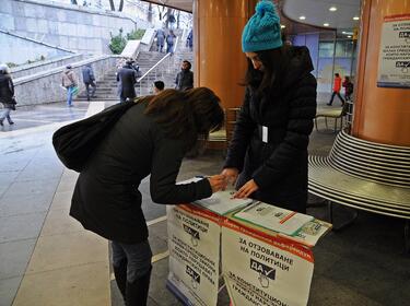 Броят подписите за референдум при строги мерки за сигурност
