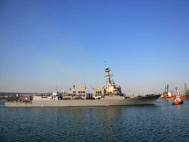 Боен кораб пристигна във Варна