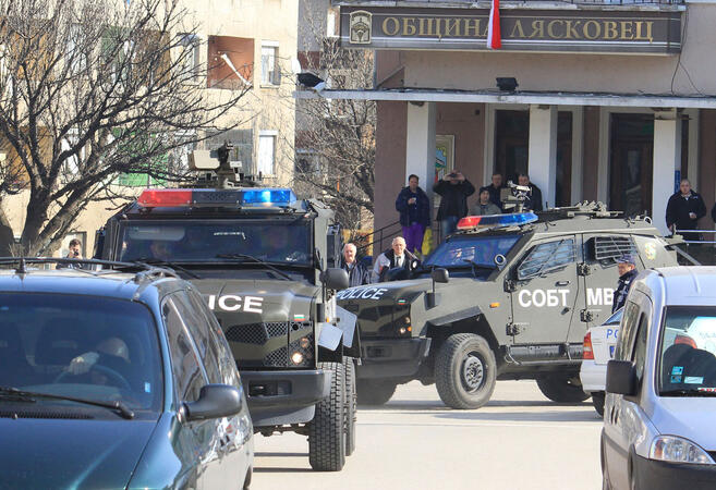 Коли на Специализирания отряд с борба с тероризма влязоха в отцепения район (СНИМКИ)