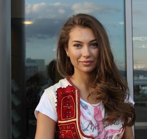 Как Никол Станкулова съчета модата с традицията