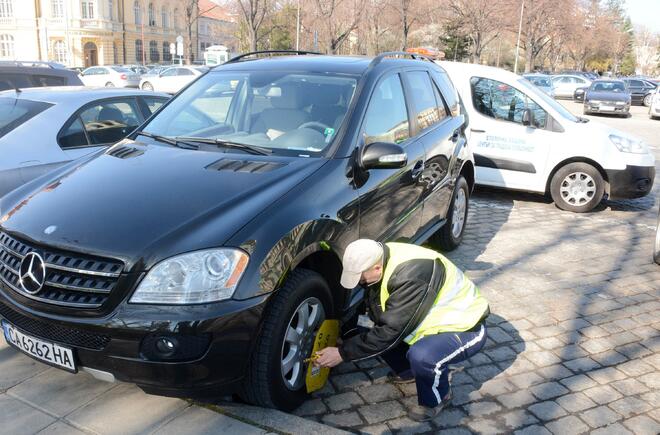 Депутатски автомобили пак се оказаха със скоби