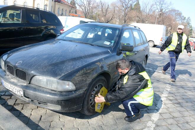 Депутатски автомобили пак се оказаха със скоби