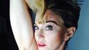 Мадона показа бурен косъм под мишниците си (СНИМКИ)