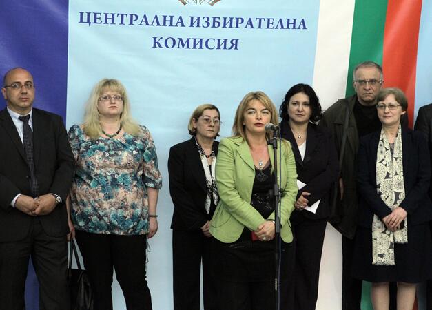 Новата ЦИК започна работа (СНИМКИ)