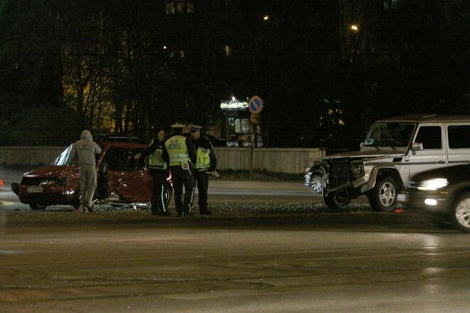 Джип помля кола в центъра на София