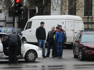 11-годишна е с мозъчно сътресение след катастрофата на бул. "Стамболийски" 