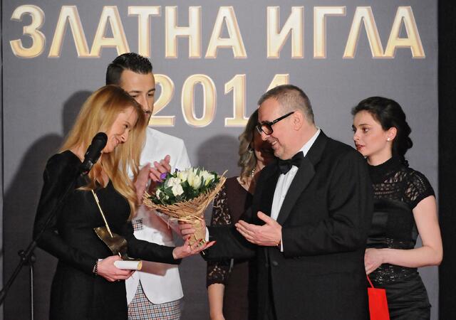 Любомир Стойков връчва приза на Мая Антова-Асенова за "Агресия"
