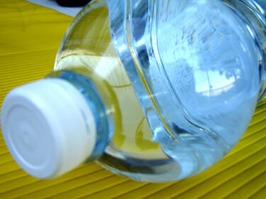 Пластмасовите бутилки за вода остават в историята