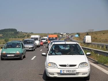 На места по пътищата има мокри участъци