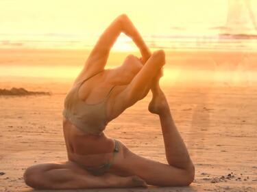 Супер сексапилна красавица практикува йога на морския бряг (ВИДЕО)