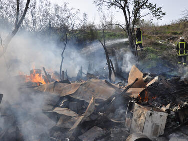 Пожар изпепели дървена постройка над старата поликлиника в Благоевград (СНИМКИ)