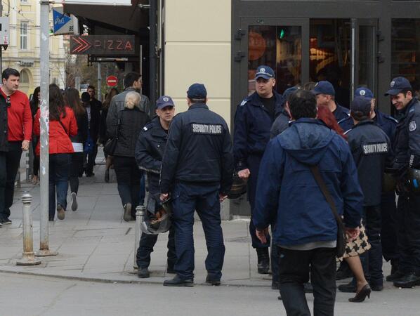 Фенове на Левски протестираха пред кантората на Батков (СНИМКИ)