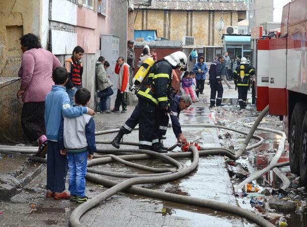 Пожар избухна около обяд в асансьорна шахта на улица "Сокол" в ромския  квартал Столипиново в Пловдив