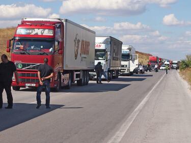 Пак опашка от камиони на Дунав мост