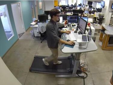 Можете ли да работите зад бюро и да не сте седнали? (ВИДЕО)
