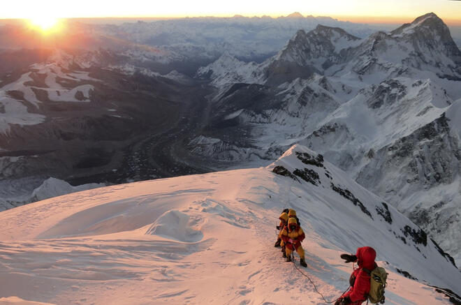Лавина погуби най-малко 12 души на Еверест (СНИМКИ)