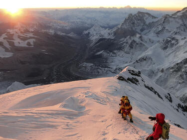 Лавина погуби най-малко 12 души на Еверест (СНИМКИ)