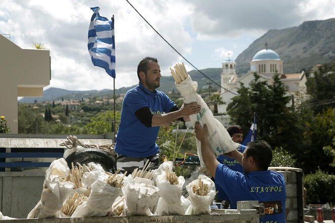 Гърци се подготвят за Великден