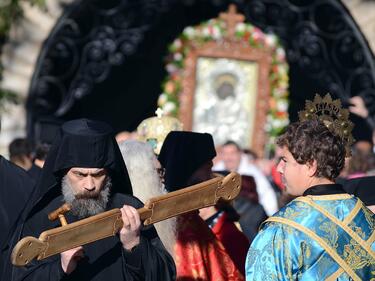 Стотици се изсипаха в Бачковския манастир заради чудотворната икона