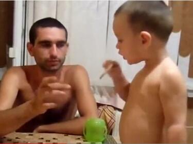 Шокиращо видео: Баща учи детето си да пуши! (ВИДЕО)