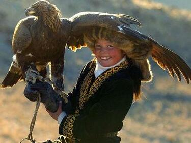 Момичето, което дресира орел (СНИМКИ)
