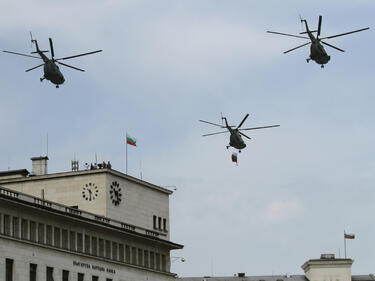 Военни вертолети и самолети кръжат над София 