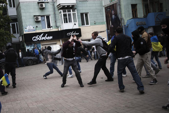 Щурм в администрацията в Луганск, окървавен митинг в Донецк (СНИМКИ/ВИДЕО)