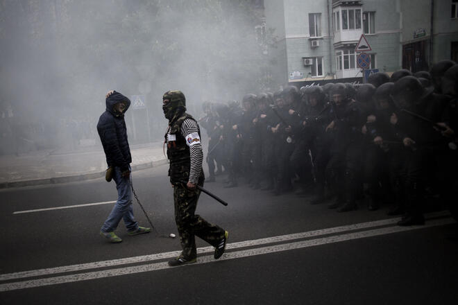 Щурм в администрацията в Луганск, окървавен митинг в Донецк (СНИМКИ/ВИДЕО)