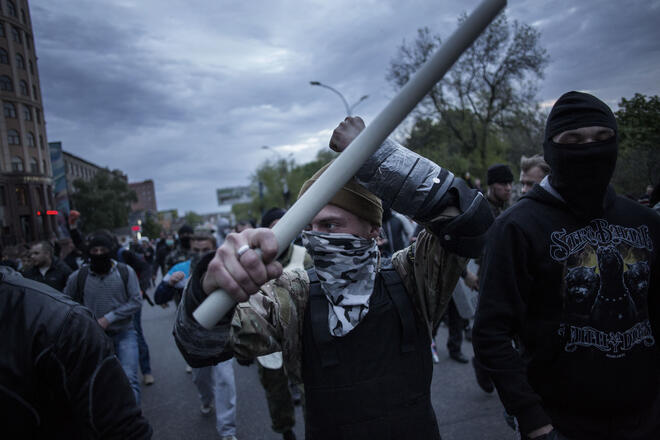 Щурм в администрацията в Луганск, окървавен митинг в Донецк (СНИМКИ/ВИДЕО)